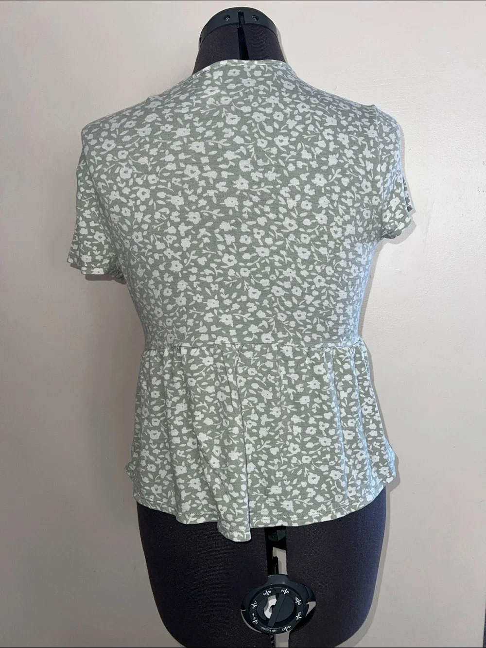 No Boundaries Sage Floral Peplum V-Neck Top - Picture 3 of 4